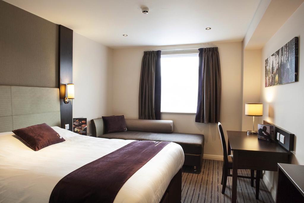 Premier Inn Manchester - Prestwich Buitenkant foto