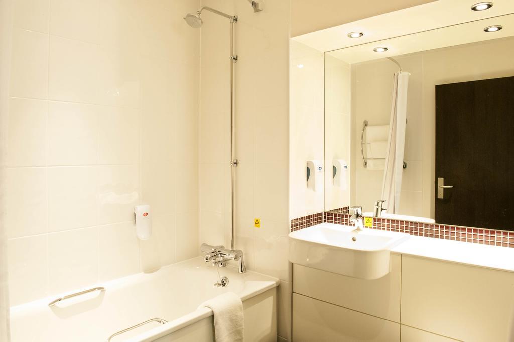 Premier Inn Manchester - Prestwich Buitenkant foto